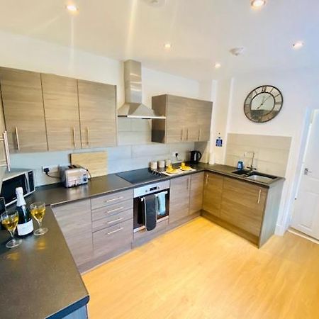 Cannock House ~ 4 Bedrooms All With Ensuite. รูจลีย์ ภายนอก รูปภาพ