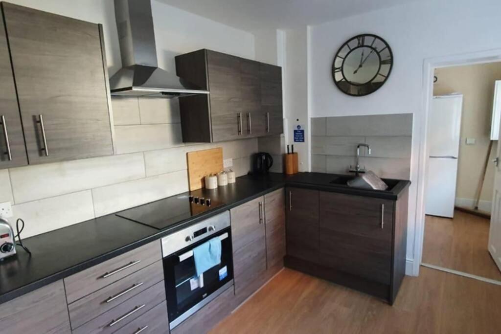 Cannock House ~ 4 Bedrooms All With Ensuite. รูจลีย์ ภายนอก รูปภาพ
