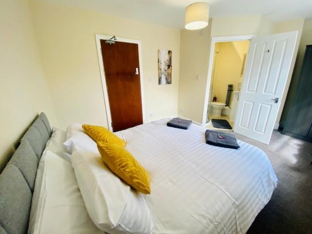 Cannock House ~ 4 Bedrooms All With Ensuite. รูจลีย์ ภายนอก รูปภาพ