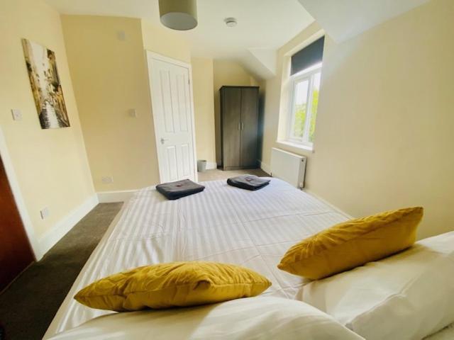 Cannock House ~ 4 Bedrooms All With Ensuite. รูจลีย์ ภายนอก รูปภาพ