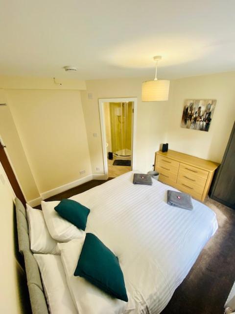Cannock House ~ 4 Bedrooms All With Ensuite. รูจลีย์ ภายนอก รูปภาพ