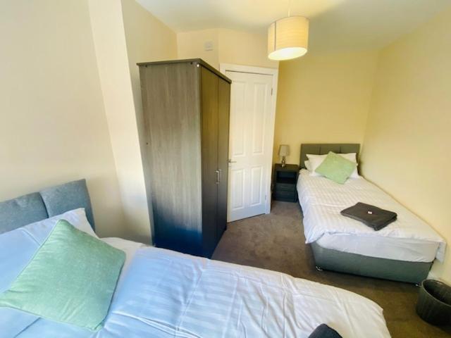 Cannock House ~ 4 Bedrooms All With Ensuite. รูจลีย์ ภายนอก รูปภาพ