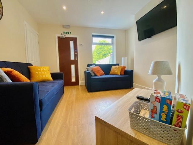 Cannock House ~ 4 Bedrooms All With Ensuite. รูจลีย์ ภายนอก รูปภาพ