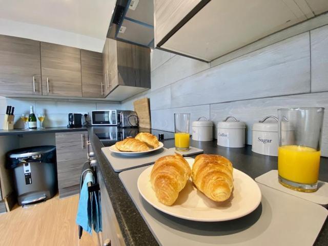 Cannock House ~ 4 Bedrooms All With Ensuite. รูจลีย์ ภายนอก รูปภาพ
