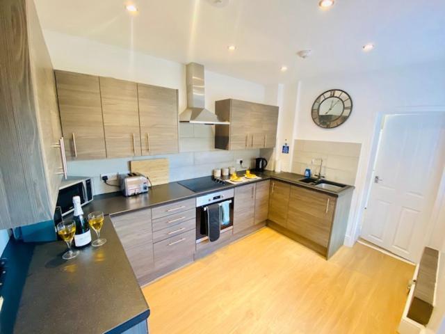 Cannock House ~ 4 Bedrooms All With Ensuite. รูจลีย์ ภายนอก รูปภาพ