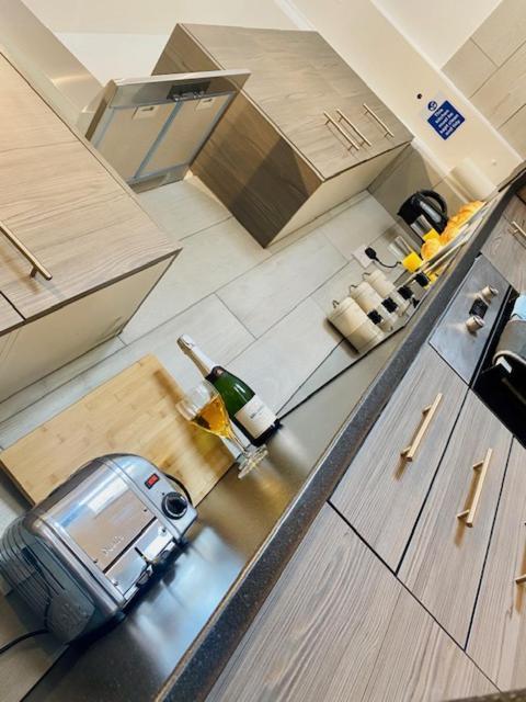Cannock House ~ 4 Bedrooms All With Ensuite. รูจลีย์ ภายนอก รูปภาพ