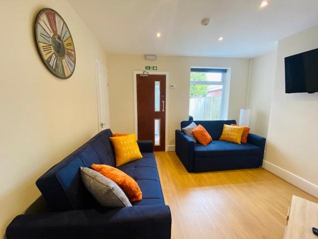 Cannock House ~ 4 Bedrooms All With Ensuite. รูจลีย์ ภายนอก รูปภาพ