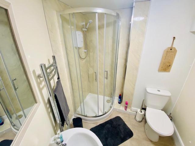 Cannock House ~ 4 Bedrooms All With Ensuite. รูจลีย์ ภายนอก รูปภาพ