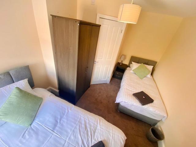 Cannock House ~ 4 Bedrooms All With Ensuite. รูจลีย์ ภายนอก รูปภาพ